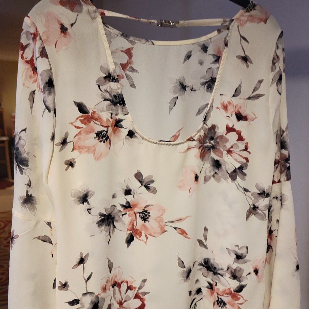 Beautiful blouse - Picture 3 of 3